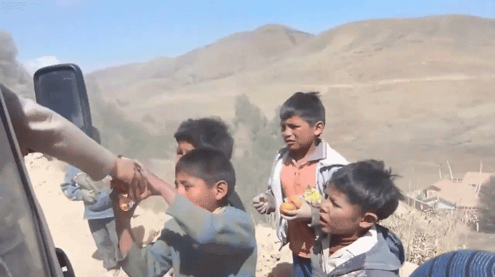 Perú: Niños menores de 10 años de pueblos alejados piden comida en los caminos