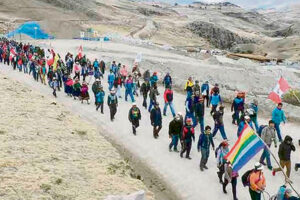 Comuneros llegando a las instalaciones de la empresa minera. (Cusco)